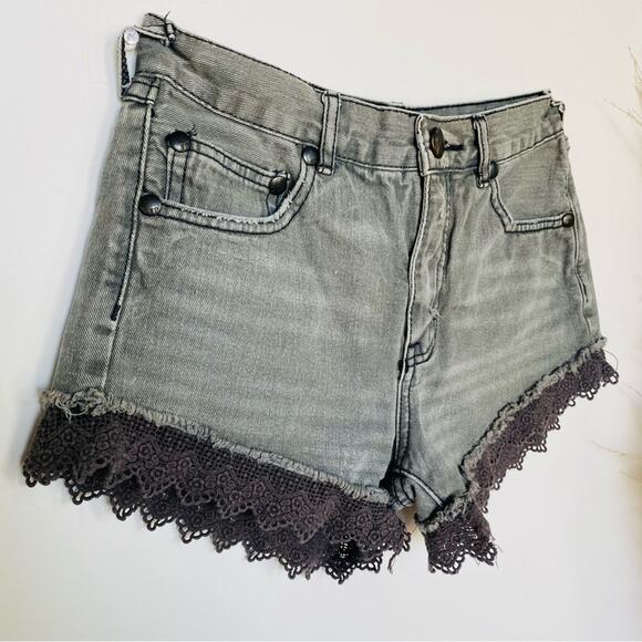 FP FREE PEOPLE Washed Black Grey Lace Trim Cutoff Distressed Mini Jean Shorts 24 - Picture 2 of 5